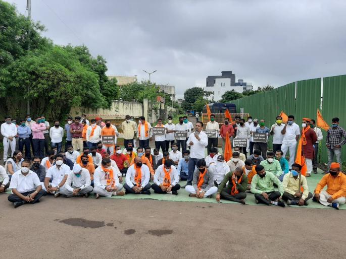 Sit-in agitation in front of Bhujbal's house of Maratha Kranti Morcha | मराठा क्रांती मोर्चाचे भुजबळ यांच्या घरासमोर ठिय्या आंदोलन Sit-in agitation in front of Bhujbal's house of Maratha Kranti Morcha | मराठा क्रांती मोर्चाचे भुजबळ यांच्या घरासमोर ठिय्या आंदोलन