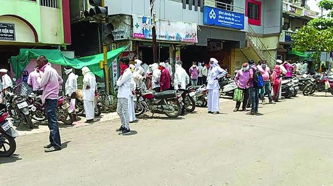 Lockdown: Fiasco on the first day of the fourth phase! | लॉकडाउन: चवथ्या टप्प्याच्या पहिल्याच दिवशी बुलडाणा शहरात फज्जा! Lockdown: Fiasco on the first day of the fourth phase! | लॉकडाउन: चवथ्या टप्प्याच्या पहिल्याच दिवशी बुलडाणा शहरात फज्जा!