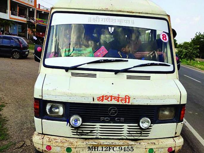 More students than capasity; Action of 'RTO' on the school bus | क्षमतेपेक्षा जास्त विद्यार्थी; स्कूल बसवर ‘आरटीओ’ ची कारवाई More students than capasity; Action of 'RTO' on the school bus | क्षमतेपेक्षा जास्त विद्यार्थी; स्कूल बसवर ‘आरटीओ’ ची कारवाई