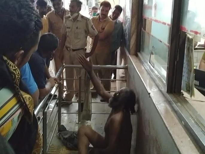 A drunken man broke the glass of the interrogation room At Buldana bus stand | बुलडाणा बसस्थानकावर मद्यपीचा गोंधळ, चौकशी कक्षाची काच फोडली A drunken man broke the glass of the interrogation room At Buldana bus stand | बुलडाणा बसस्थानकावर मद्यपीचा गोंधळ, चौकशी कक्षाची काच फोडली