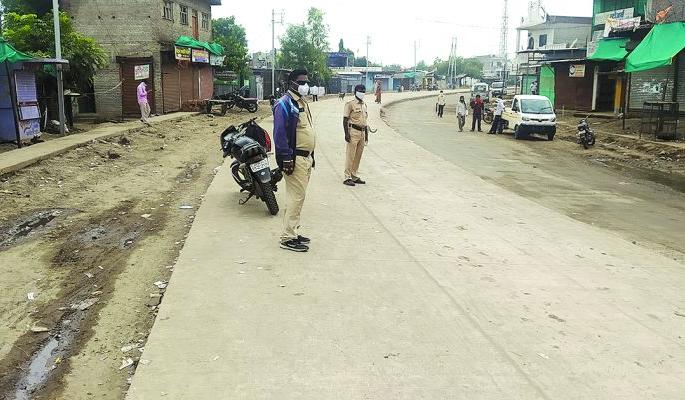 Buldana Janata Curfew: Shops closed; People on the streets | बुलडाणा जनता कर्फ्यू : दुकाने बंद; जनता रस्त्यावर