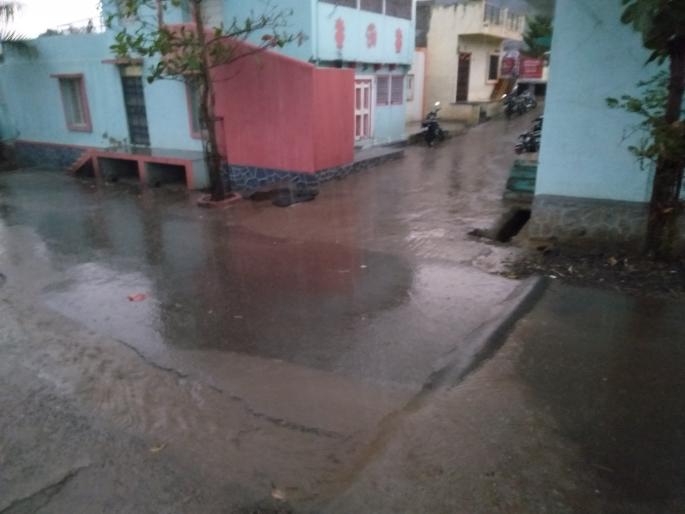 Presence of rain with thunder at Brahmangaon | ब्राह्मणगाव येथे मेघ गर्जनेसह पावसाची हजेरी Presence of rain with thunder at Brahmangaon | ब्राह्मणगाव येथे मेघ गर्जनेसह पावसाची हजेरी