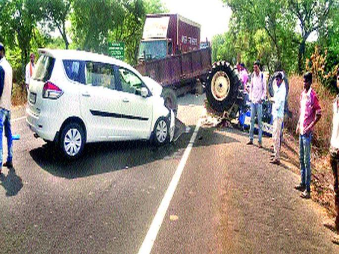 Tractor of the car hit the Khopdi Shiva | खोपडी शिवारात कारची ट्रॅक्टरला धडक Tractor of the car hit the Khopdi Shiva | खोपडी शिवारात कारची ट्रॅक्टरला धडक