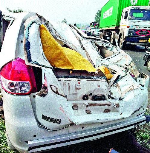 One seriously injured in a car accident | कार अपघातात एक गंभीर जखमी One seriously injured in a car accident | कार अपघातात एक गंभीर जखमी
