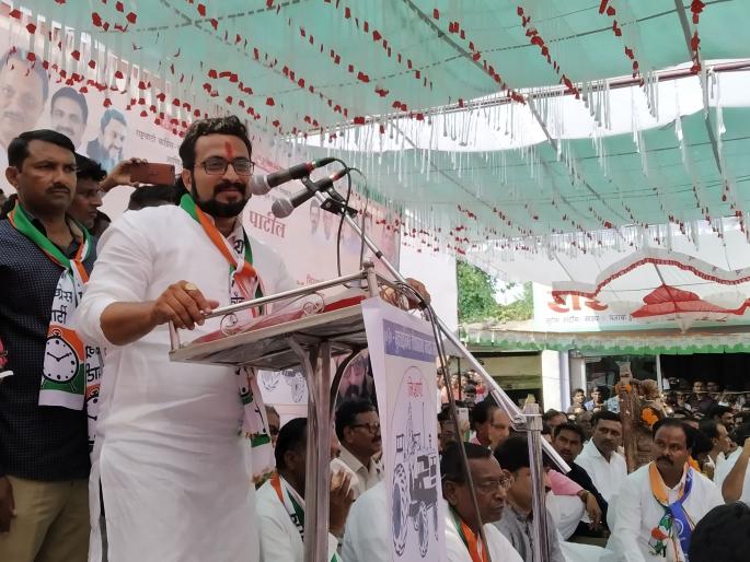 MPs and MLAs in one house. | एकाच घरात खासदार व आमदार मग इतरांनी सतरंज्या उचलायच्या काय..