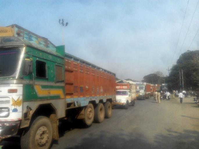 rasta roko agitation at chopda | चोपडय़ात शेतक:यांच्या तब्बल तीन तास रास्ता रोकोने वाहतूक ठप्प rasta roko agitation at chopda | चोपडय़ात शेतक:यांच्या तब्बल तीन तास रास्ता रोकोने वाहतूक ठप्प