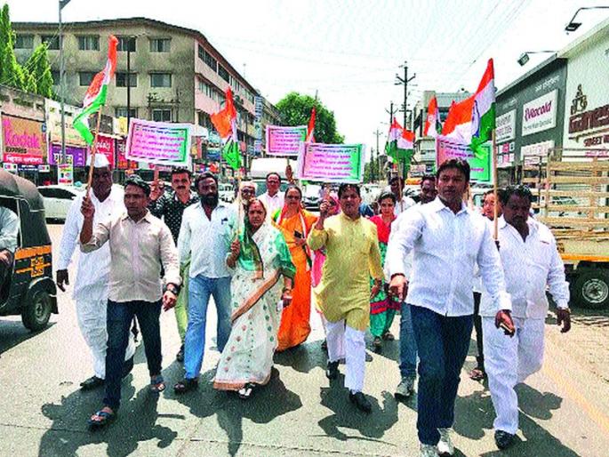 Congress aggression against the Central Government: Complaint of Democracy | केंद्र सरकारविरोधात घोषणाबाजी कॉँग्रेस आक्रमक : लोकशाहीचा गळा घोटल्याची तक्रार Congress aggression against the Central Government: Complaint of Democracy | केंद्र सरकारविरोधात घोषणाबाजी कॉँग्रेस आक्रमक : लोकशाहीचा गळा घोटल्याची तक्रार