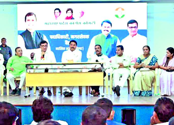 Will the practice of stepping on the footsteps of the loyalists be defeated this year? | निष्ठावंतांना डावलून "उपऱ्यां"साठी पायघड्यांचा प्रघात यंदा तरी मोडेल? Will the practice of stepping on the footsteps of the loyalists be defeated this year? | निष्ठावंतांना डावलून "उपऱ्यां"साठी पायघड्यांचा प्रघात यंदा तरी मोडेल?