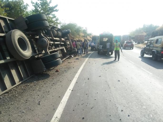 Container reversed in the new cassette pit | नवीन कसारा घाटात कंटेनर उलटला