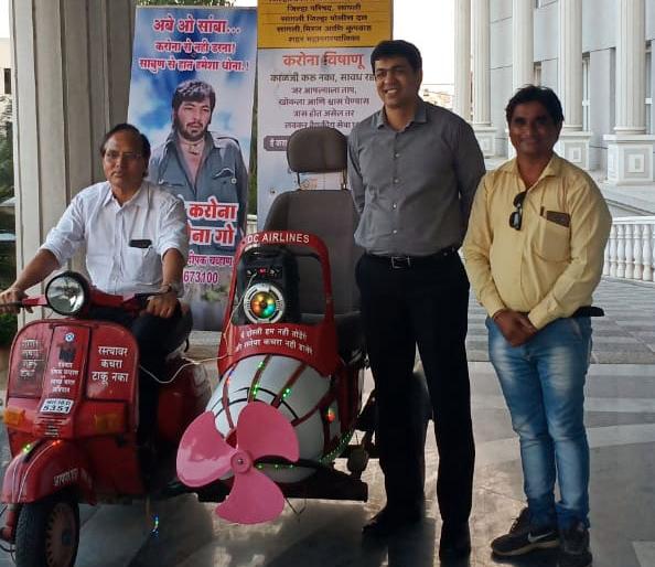 Public awareness, Deepak Chavan's activities on Shona style bike riding | corona virus-शोले स्टाईल दुचाकीवरून करोनाबाबत जनजागृती, दीपक चव्हाण यांचा उपक्रम Public awareness, Deepak Chavan's activities on Shona style bike riding | corona virus-शोले स्टाईल दुचाकीवरून करोनाबाबत जनजागृती, दीपक चव्हाण यांचा उपक्रम