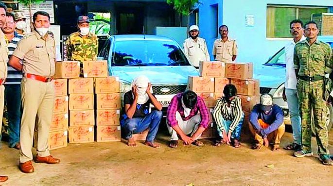11 lakh worth of liquor seized | पाठलाग करून ११ लाखांचा दारूसाठा जप्त 11 lakh worth of liquor seized | पाठलाग करून ११ लाखांचा दारूसाठा जप्त