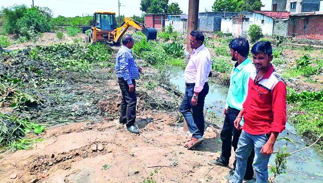 Mankad's start of monsoon cleanliness of Nallah | मनपाकडून नाल्यांच्या मान्सूनपूर्व सफाईला सुरूवात
