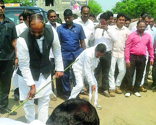 The villagers should cooperate cleanly | ग्रामस्थांनी स्वच्छतेसाठी सहकार्य करावे The villagers should cooperate cleanly | ग्रामस्थांनी स्वच्छतेसाठी सहकार्य करावे