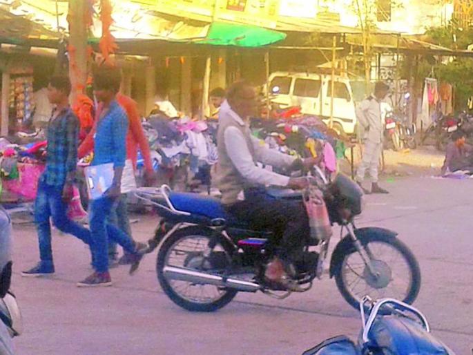 The encroachment on the square is dangerous | चौकातील अतिक्रमण धोकादायक The encroachment on the square is dangerous | चौकातील अतिक्रमण धोकादायक