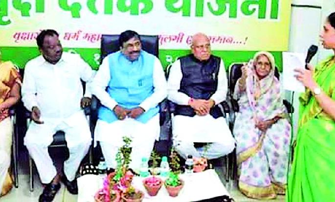 Tree adoption scheme should be organized | वृक्ष दत्तक योजना चळवळ व्हावी Tree adoption scheme should be organized | वृक्ष दत्तक योजना चळवळ व्हावी