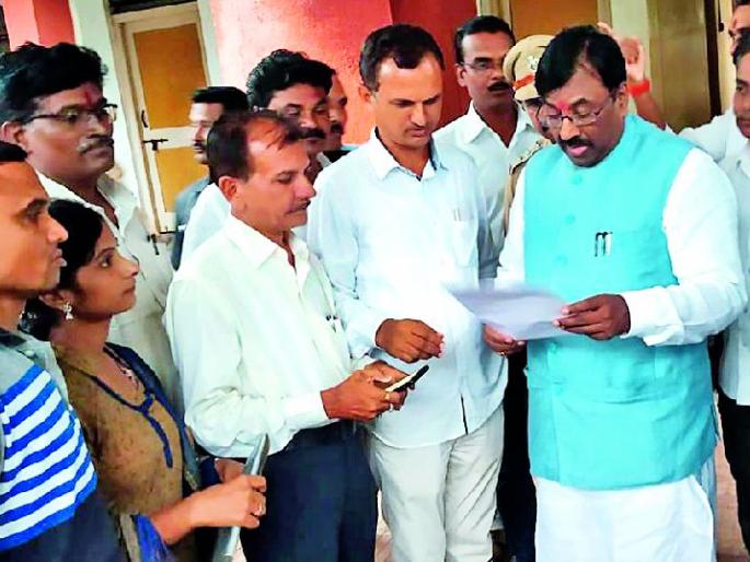 Waiting for workers to pay | कामगारांना वेतनाची प्रतीक्षा Waiting for workers to pay | कामगारांना वेतनाची प्रतीक्षा