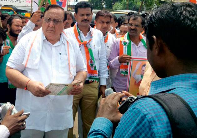 Congress' Gandhinagar against inflation | महागाईविरोधात काँग्रेसची गांधीगिरी Congress' Gandhinagar against inflation | महागाईविरोधात काँग्रेसची गांधीगिरी