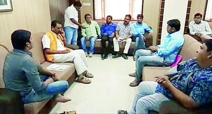 Corporators from the allocation of funds are unemployed | निधी वाटपावरून नगरसेवकांमध्ये बिनसले Corporators from the allocation of funds are unemployed | निधी वाटपावरून नगरसेवकांमध्ये बिनसले