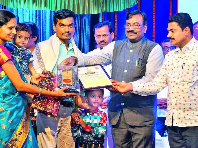 Gramagita should guide every village | ग्रामगीता प्रत्येक गावाची मार्गदर्शक व्हावी Gramagita should guide every village | ग्रामगीता प्रत्येक गावाची मार्गदर्शक व्हावी