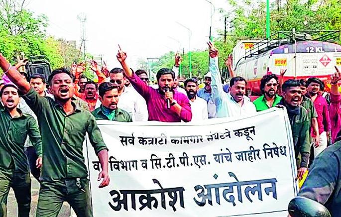 Outrage of workers at the Forest Department office | वनविभागाच्या कार्यालयावर कामगारांचा आक्रोश Outrage of workers at the Forest Department office | वनविभागाच्या कार्यालयावर कामगारांचा आक्रोश