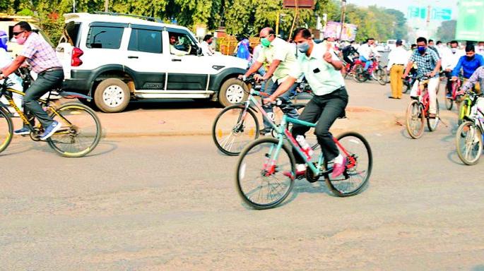 Municipal officials cycle to the office | मनपा अधिकारी सायकलने कार्यालयात Municipal officials cycle to the office | मनपा अधिकारी सायकलने कार्यालयात