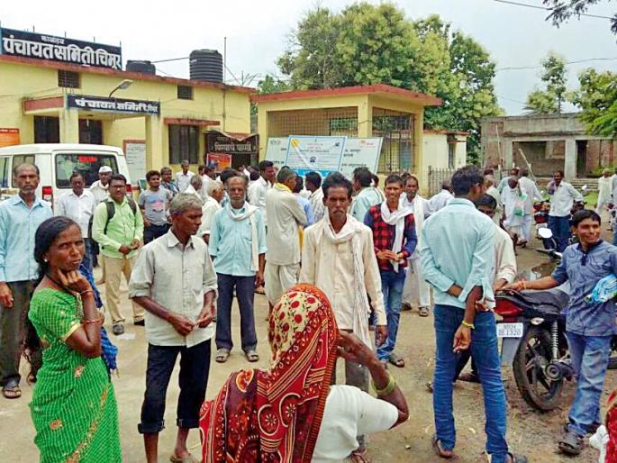 Farmers of turmeric powder hit the Panchayat Samiti | हळद उत्पादक शेतकरी पंचायत समितीवर धडकले Farmers of turmeric powder hit the Panchayat Samiti | हळद उत्पादक शेतकरी पंचायत समितीवर धडकले