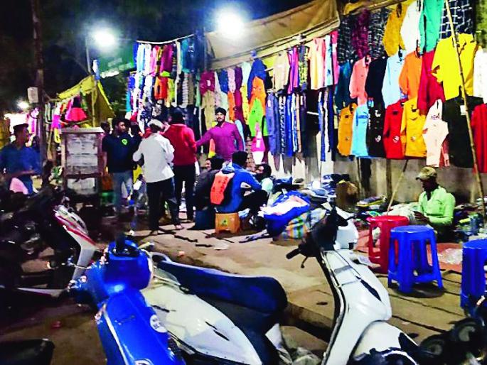 In 5 years, there were 3453 pavement vendors | पाच वर्षांत ३ हजार ४५३ फुटपाथ विके्रत्यांचीच नोंद In 5 years, there were 3453 pavement vendors | पाच वर्षांत ३ हजार ४५३ फुटपाथ विके्रत्यांचीच नोंद