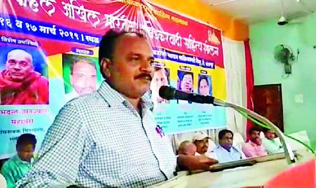 The Constitution gave everyone the right to be revealed | संविधानाने प्रत्येकाला प्रगट होण्याचा अधिकार दिला The Constitution gave everyone the right to be revealed | संविधानाने प्रत्येकाला प्रगट होण्याचा अधिकार दिला