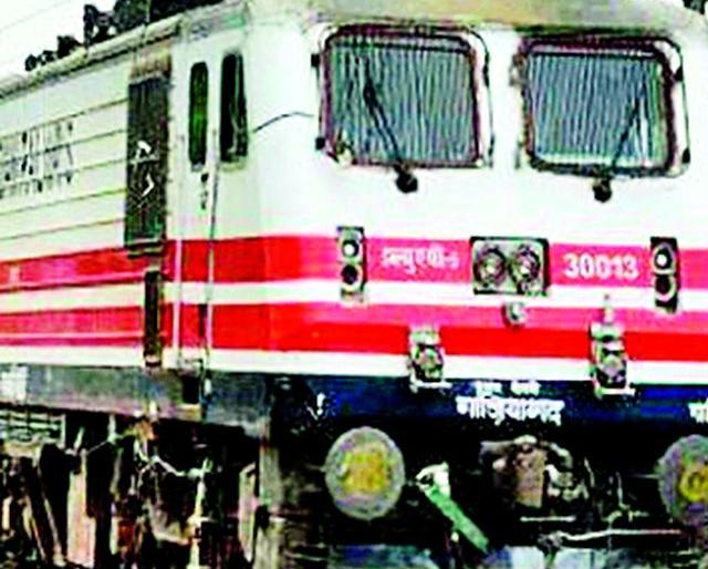 Nagbhid-Nagpur railway line halts | नागभीड-नागपूर रेल्वेमार्ग अधांतरीच Nagbhid-Nagpur railway line halts | नागभीड-नागपूर रेल्वेमार्ग अधांतरीच