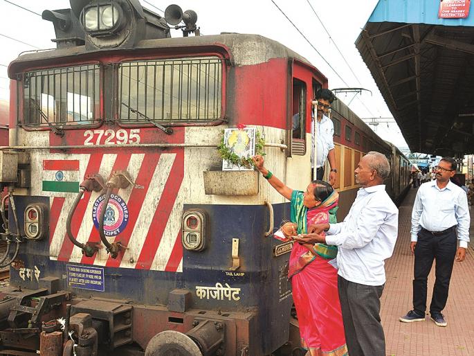 Hundreds of Warkaris leave for Pandharpur by special train | शेकडो वारकरी विशेष रेल्वे गाडीने पंढरपूरकडे रवाना Hundreds of Warkaris leave for Pandharpur by special train | शेकडो वारकरी विशेष रेल्वे गाडीने पंढरपूरकडे रवाना