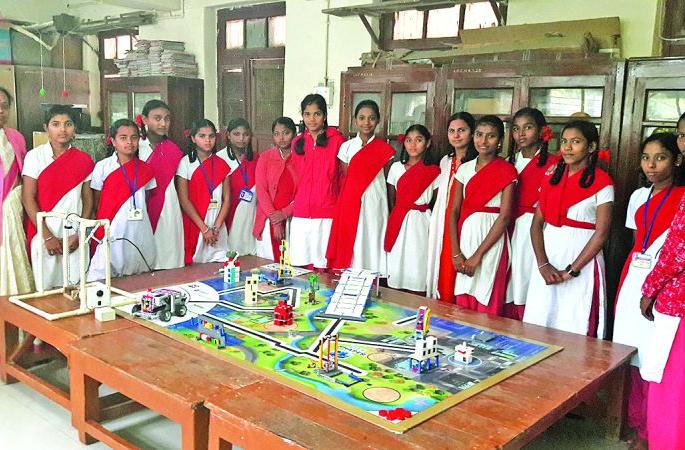 Akola's girl student made 'Robot' to help in crisis | मनूताई शाळेच्या विद्यार्थिनींनी बनविला संकटात मदत करणारा ‘रोबोट’! Akola's girl student made 'Robot' to help in crisis | मनूताई शाळेच्या विद्यार्थिनींनी बनविला संकटात मदत करणारा ‘रोबोट’!