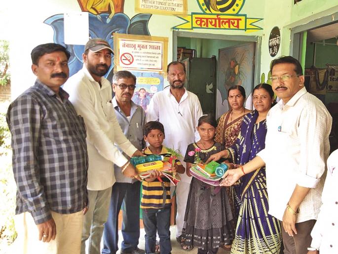 Press Club took responsibility ot two Out-of-School students | शाळाबाह्य चिमुकल्या भावंडांच्या शिक्षणाचा श्रीगणेशा; प्रेस क्लबने घेतली शिक्षणाची जबाबदारी Press Club took responsibility ot two Out-of-School students | शाळाबाह्य चिमुकल्या भावंडांच्या शिक्षणाचा श्रीगणेशा; प्रेस क्लबने घेतली शिक्षणाची जबाबदारी