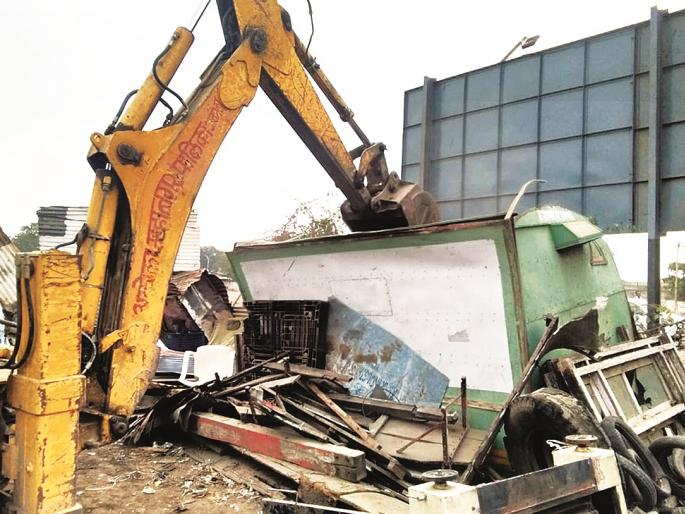 The elimination of encroachment near 'ACC' | ‘एसीसी’लगतच्या अतिक्रमणाचा सफाया The elimination of encroachment near 'ACC' | ‘एसीसी’लगतच्या अतिक्रमणाचा सफाया