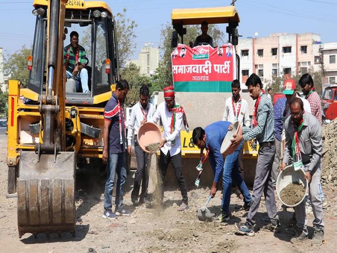 Muhurat on the road in Jalgaon city after 15 years | १५ वर्षानंतर लाभला जळगाव शहरातील रस्त्याला मुहूर्त Muhurat on the road in Jalgaon city after 15 years | १५ वर्षानंतर लाभला जळगाव शहरातील रस्त्याला मुहूर्त