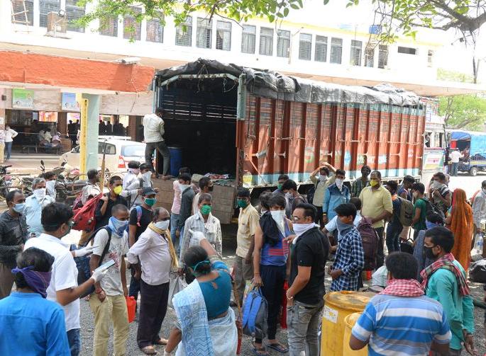 Why bother bringing workers to the station? | मजुरांना स्थानकात आणण्याचा खटाटोप का ? Why bother bringing workers to the station? | मजुरांना स्थानकात आणण्याचा खटाटोप का ?