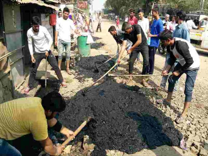 The sludge removed by the young | तरुणांनी काढला गटारीतील गाळ The sludge removed by the young | तरुणांनी काढला गटारीतील गाळ