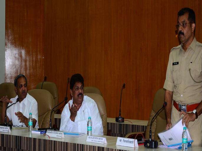 MPs of Jalgaon District Dandi Habiters | जळगाव जिल्ह्यातील दांडीबहाद्दर अधिका-यांवर खासदारांचा संताप MPs of Jalgaon District Dandi Habiters | जळगाव जिल्ह्यातील दांडीबहाद्दर अधिका-यांवर खासदारांचा संताप