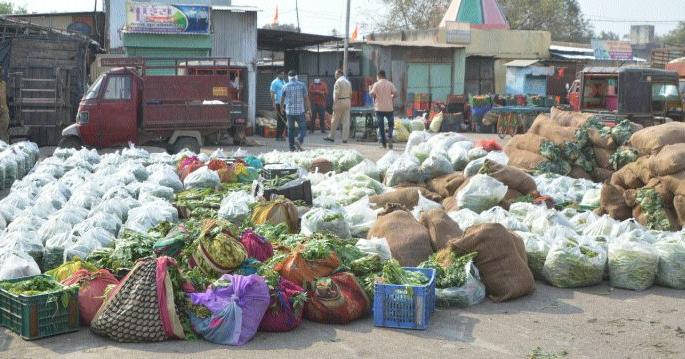 Five lakh vegetable seized in Bhusawal | भुसावळ येथे पाच लाखांचा भाजीपाला जप्त Five lakh vegetable seized in Bhusawal | भुसावळ येथे पाच लाखांचा भाजीपाला जप्त