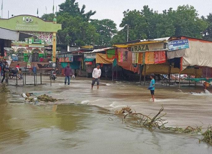 Chalisgaon was flooded by the hilly river | चाळीसगावला डोंगरी नदीला पूर Chalisgaon was flooded by the hilly river | चाळीसगावला डोंगरी नदीला पूर