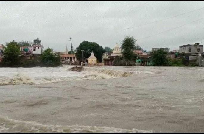 Heavy flooding of Hiwara river in Pachora city after midnight | पाचोरा शहरातील हिवरा नदीला मध्यरात्रीनंतर मोठा पूर Heavy flooding of Hiwara river in Pachora city after midnight | पाचोरा शहरातील हिवरा नदीला मध्यरात्रीनंतर मोठा पूर
