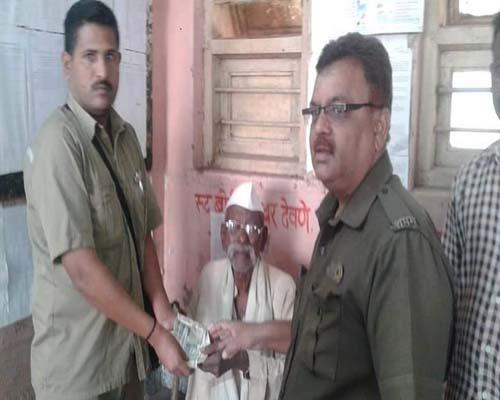 The carrier's money wallet returned to the old man | वाहकाला सापडलेले पैशाचे पाकीट वृद्धाला केले परत
