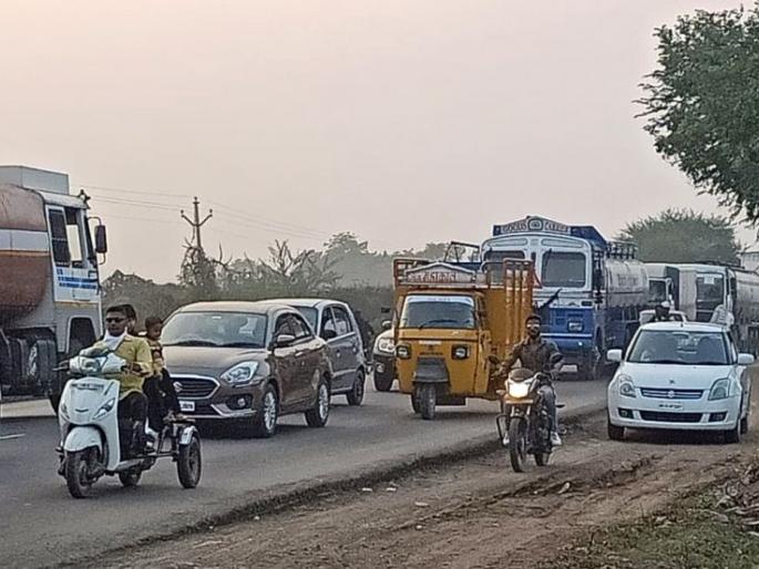 Two-wheeler collides with truck, killing husband, wife and son in hospital | दुचाकी ट्रकवर आदळल्याने अपघात, पती ठार, पत्नी व मुलगा रुग्णालयात