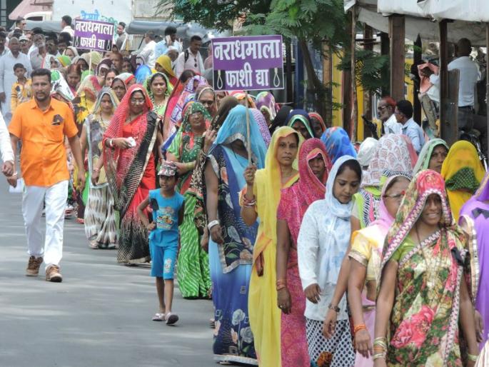 In the case of murder of eight-year-old girl, a protest rally in Dhule | आठ वर्षीय बालिकेच्या खून प्रकरणी धुळ्यात निषेध मोर्चा