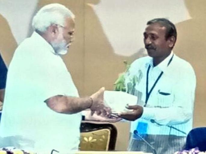 Prime Minister felicitates Chaitram Pawar by giving pimple trees at the hands of Pawar | चैत्राम पवार यांच्याहस्ते पिंपळ वृक्ष देऊन पंतप्रधानांचा सत्कार 