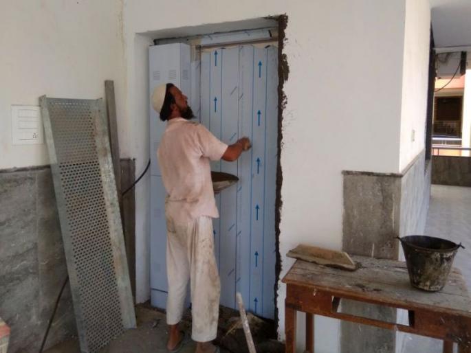 Lift work in Dhule Municipal Corporation | धुळे महापालिकेत ‘लिफ्ट’चे काम वेगात