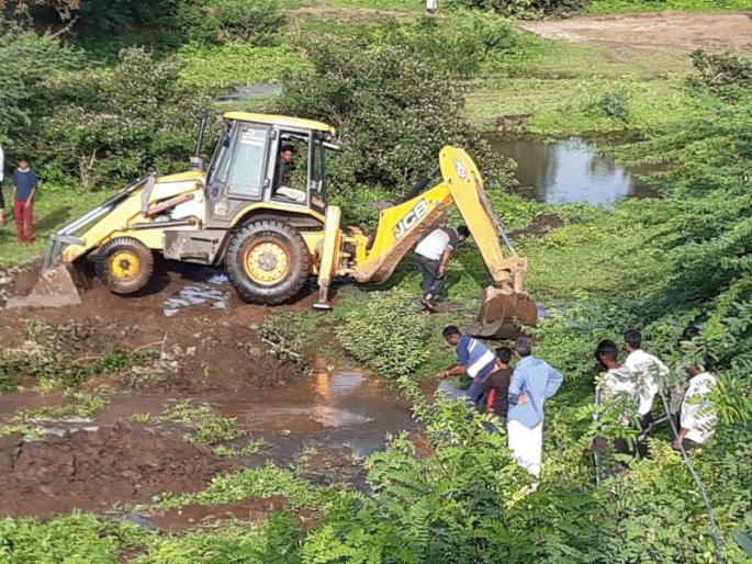 Umberti leaks into the pond | उंभर्टी पाझर तलावास गळती Umberti leaks into the pond | उंभर्टी पाझर तलावास गळती
