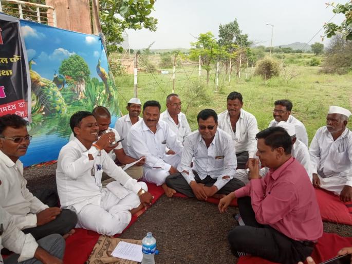 Fasting of Dahiwad Sarpanch for single phase power supply | सिंगल फेज वीज पुरवठ्यासाठी दहिवड सरपंचाचे उपोषण Fasting of Dahiwad Sarpanch for single phase power supply | सिंगल फेज वीज पुरवठ्यासाठी दहिवड सरपंचाचे उपोषण