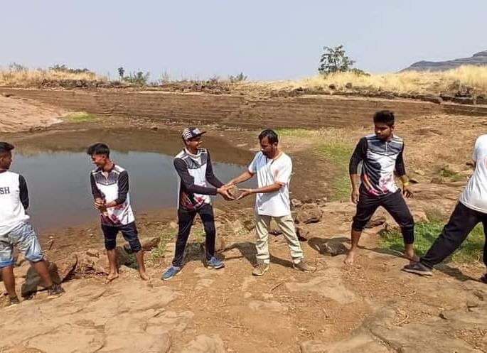 Fort lovers' cleaning campaign on Harihar fort | दुर्गप्रेमींची हरिहर किल्ल्यावर स्वच्छता मोहीम