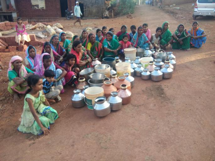 Women in Pal Village have registered protest, kept in empty squares, in Chowk | पाल गावामधील महिलांनी नोंदवला निषेध, रिकाम्या घागरी ठेवल्या चौकात Women in Pal Village have registered protest, kept in empty squares, in Chowk | पाल गावामधील महिलांनी नोंदवला निषेध, रिकाम्या घागरी ठेवल्या चौकात