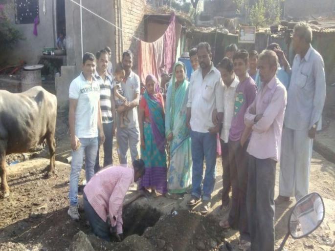 At the beginning of the construction work of laying of new pipelines | धानोºयात अखेर नवीन पाइपलाईन टाकण्याच्या कामास सुरूवात  At the beginning of the construction work of laying of new pipelines | धानोºयात अखेर नवीन पाइपलाईन टाकण्याच्या कामास सुरूवात